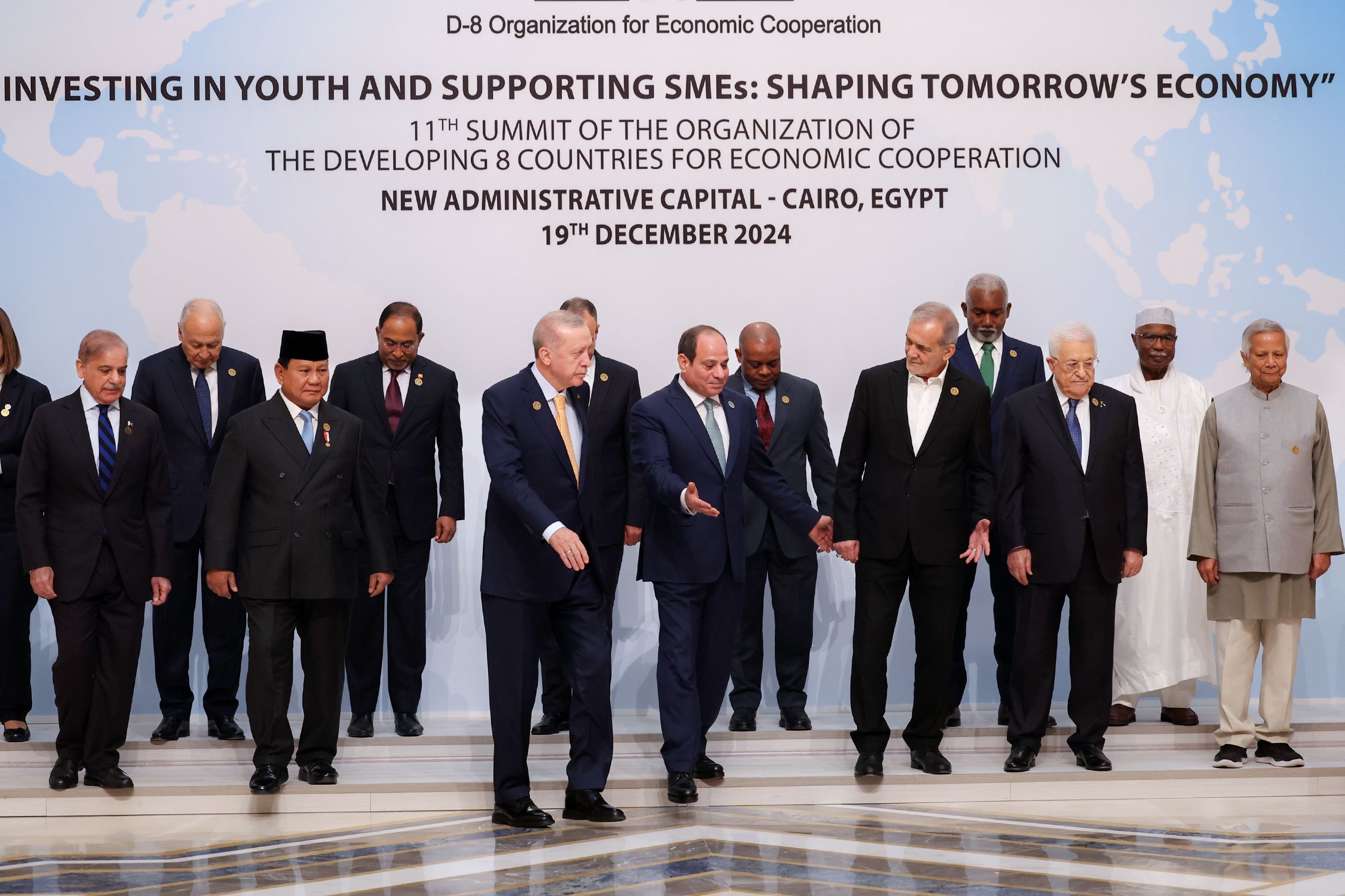 مخالفان دولت از دست به سینه ایستادن پزشکیان مقابل اردوغان در قاهره انتقاد کردند