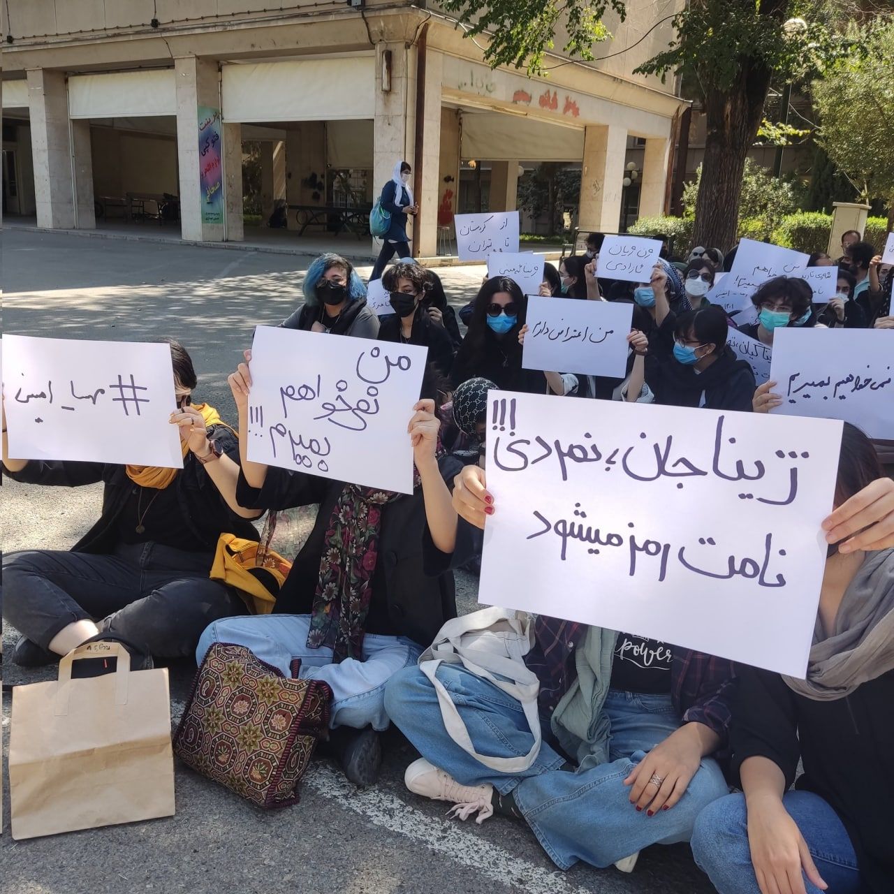 تجمع دانشجویان دانشگاه تهران در اعتراض به قتل مهسا امینی با شعار «زن، زندگی آزادی»