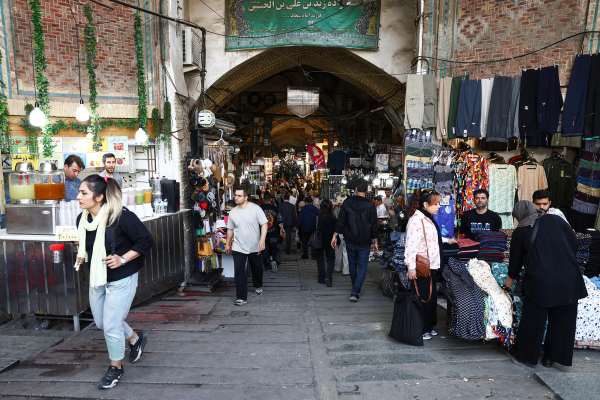 US should use Iran talks leverage to help Iranian people, veteran journalist says