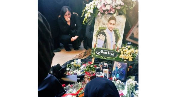 مادر کیان پیرفلک بر مزار پویا مولاییراد، پسرعموی کشتهشدهاش، در ایذه حاضر شد