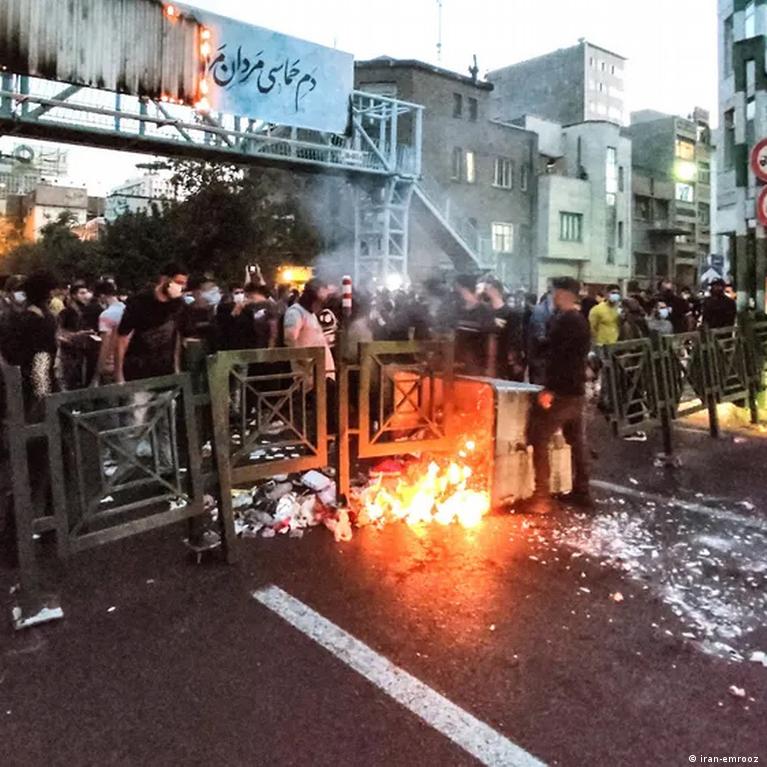 انتفاضة الإيرانيين تتواصل من شمال البلاد لجنوبها.. والشوارع ساحة للنار والهتافات