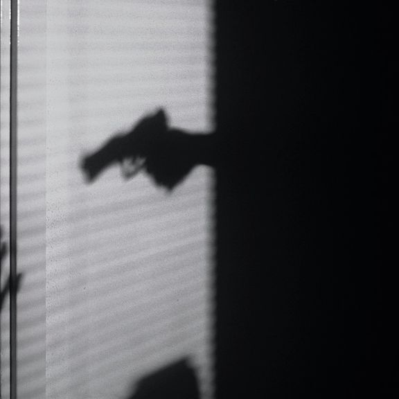 روزنامه شرق: مردی در روز ۲۸ مرداد با کلت به چند زن در اصفهان شلیک کرد