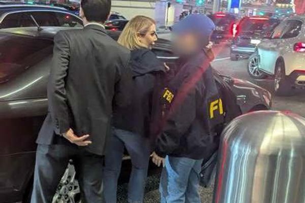 یک زن ایرانی به اتهام فروش سلاح برای جمهوری اسلامی در کالیفرنیا دستگیر شد