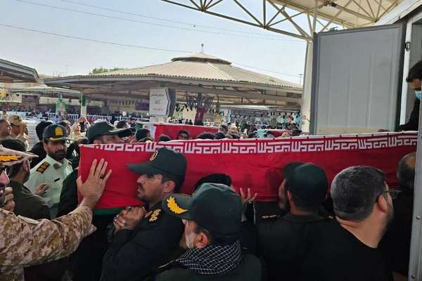 تابوتهای ۵ عضو کشتهشده سپاه پاسداران در حملات آمریکا و عربستان سعودی وارد ایران شد