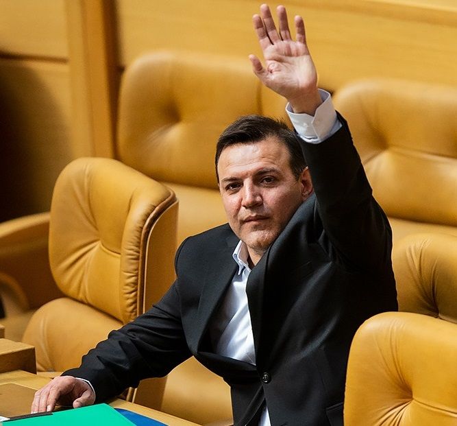 إقالة "رئيس الاتحاد الإيراني لكرة القدم بعد 10 أيام من كشف "إيران إنترناشيونال" ملفات فساد