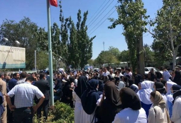 السلطات الإيرانية تواصل ضغوطها لإنهاء احتجاجات الممرضين ومصير مجهول لممرضين اثنين في مشهد