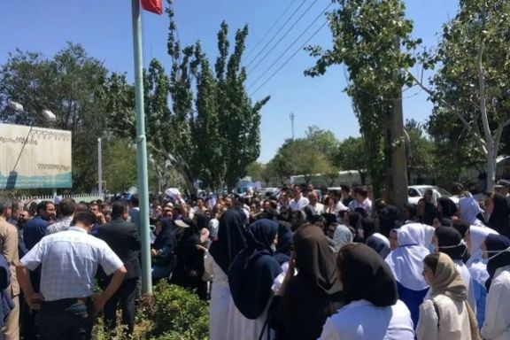 السلطات الإيرانية تواصل ضغوطها لإنهاء احتجاجات الممرضين ومصير مجهول لممرضين اثنين في مشهد