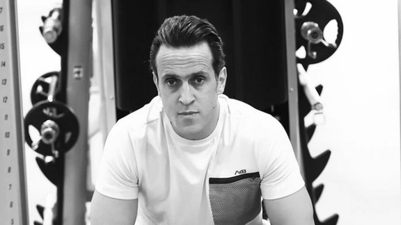 علی کریمی درباره اعدام محمد قبادلو: ننگمان باد این جان، ما نشستیم و تماشا کردیم