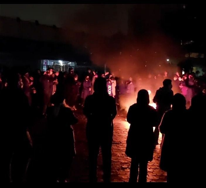 رغم انتشار الأمن الكثيف.. مظاهرات ليلية واسعة في 12 منطقة بطهران ومراكز 14 محافظة إيرانية