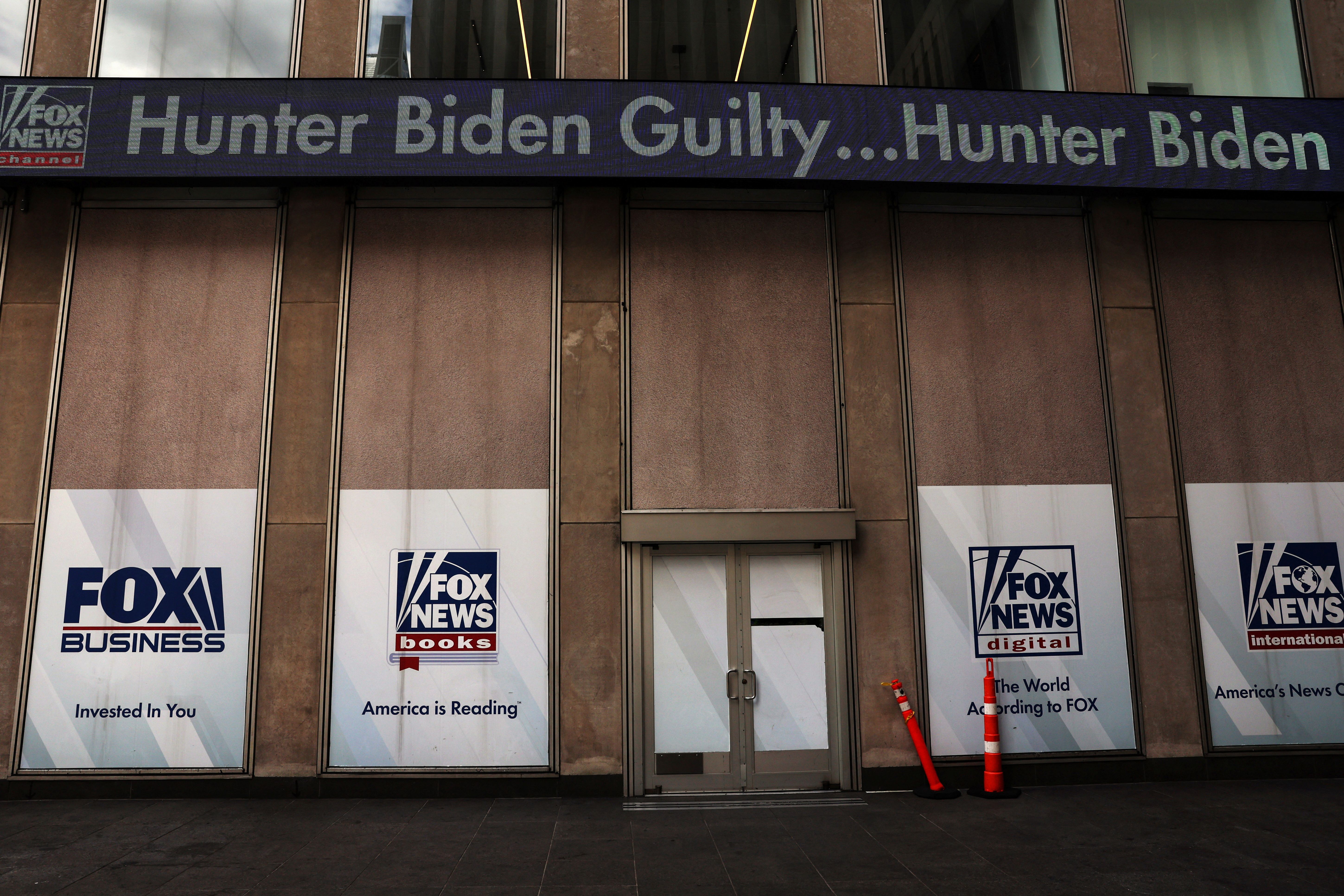 پوشش رسانه‌ای حکم دادگاه مبنی بر گناهکار شناخته شدن هانتر بایدن در شبکه فاکس‌نیوز، نیویورک، ۲۲ خرداد