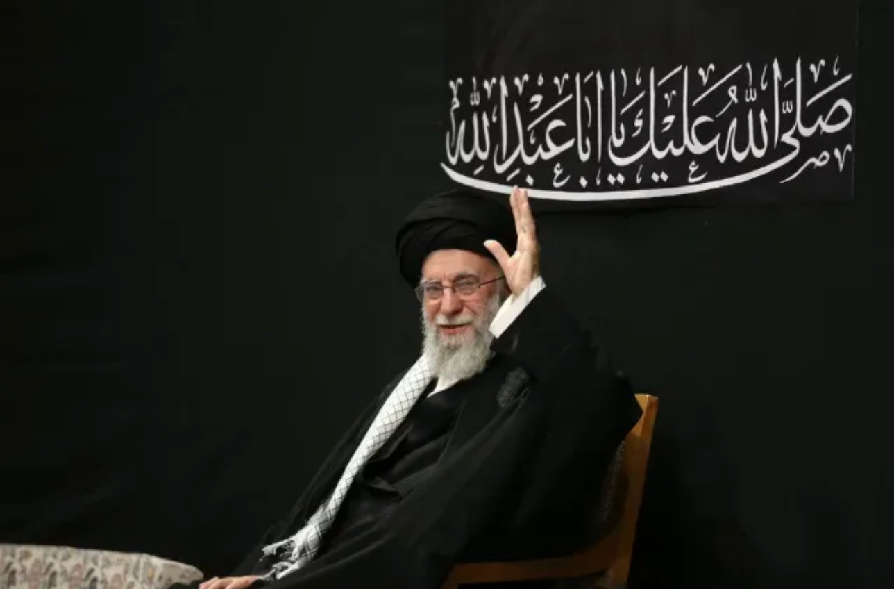 عائلة مؤلف نشيد "يا إيران" تندد بتحويله إلى "مرثية" أمام خامنئي: "قمّة النفاق" 