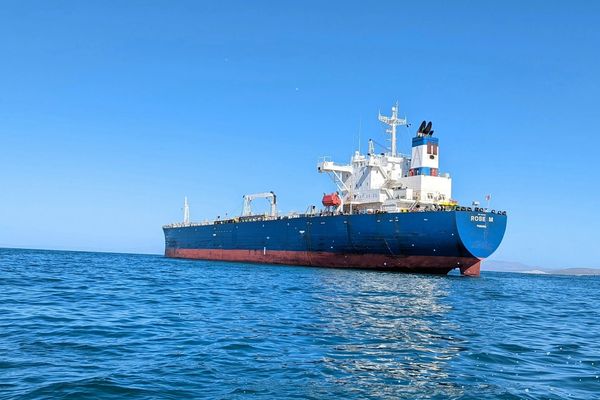 "بلومبرغ": مصافي التكرير في الصين تزيد من سحب النفط الإيراني المخزّن بالموانئ والناقلات