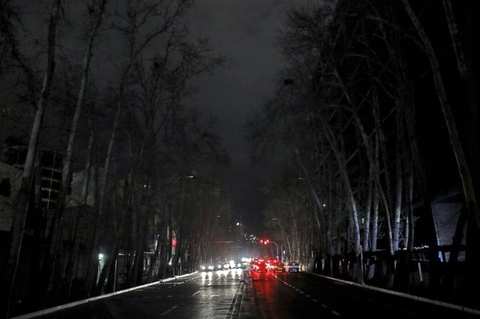 خاموشیهای بیخبر در اوج گرما؛ شهروندان از قطع برق و دستکاری ولتاژ میگویند
