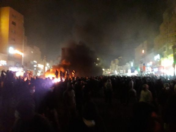 بسيناريو مسبق.. الحكم بإعدام 7 متظاهرين بعد محاولة إحراقهم داخل قاعدة لـ"الباسيج" في طهران