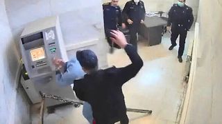 قتل شاب تحت التعذيب في معتقلات النظام يعيد التساؤلات حول مراكز الاعتقال الإيرانية