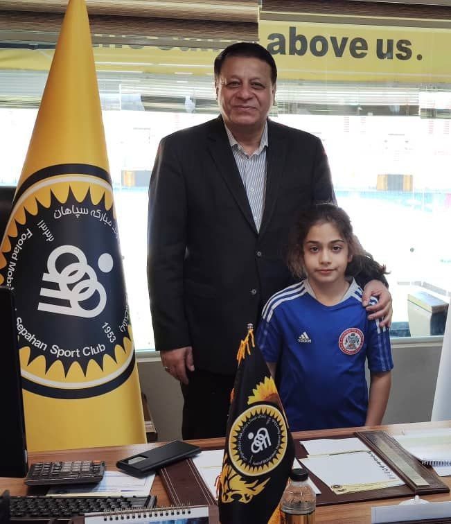 آرات حسینی به ایران برگشت و با سپاهان قرارداد بست