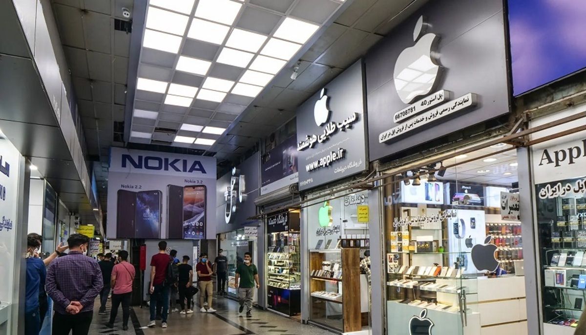 IRGC-Linked News Agency Accuses Football Club Sponsor Of iPhone Smuggling