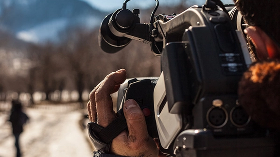 گزارشها حاکی از ضبط وسایل و تفتیش خانههای بازیگران و عوامل تولید فیلم «کاباره» است