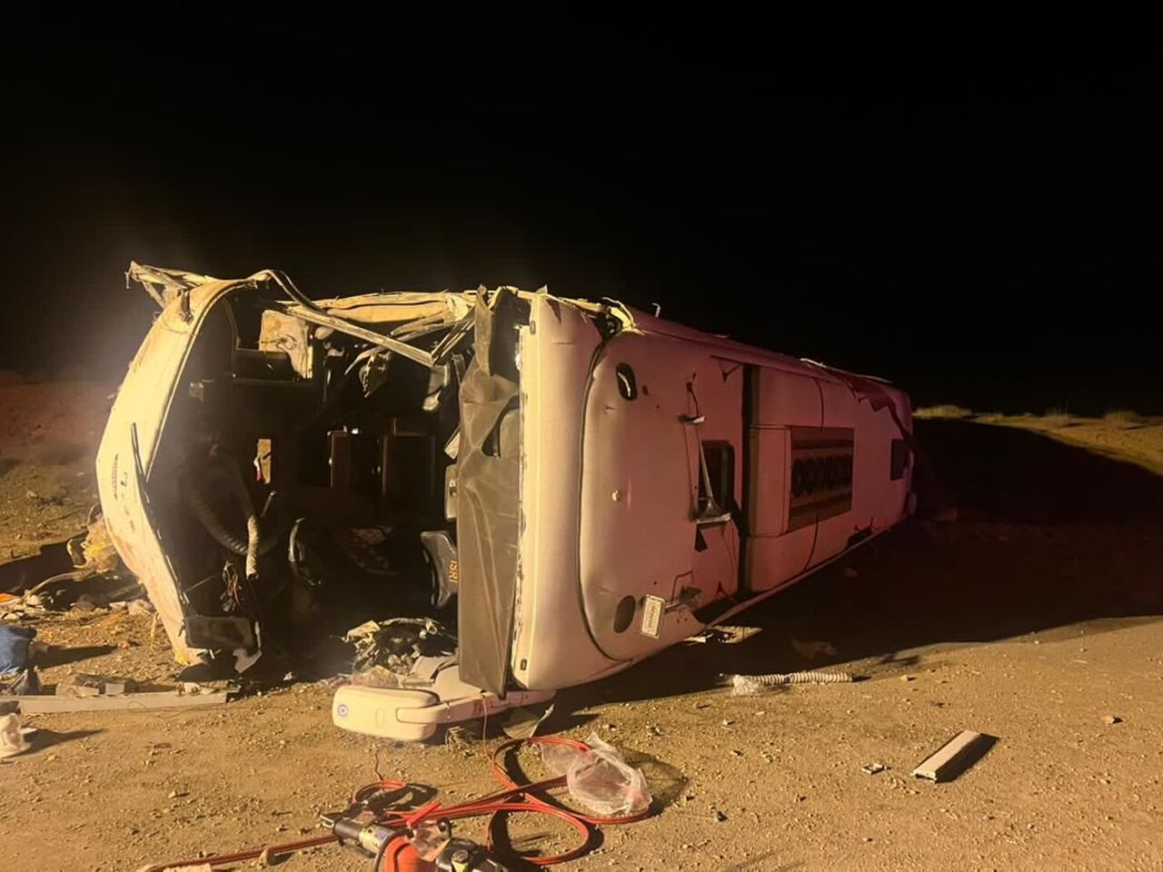 واژگون شدن یک اتوبوس در محور اصفهان-نطنز دست‌کم ۱۳ کشته بر جا گذاشت