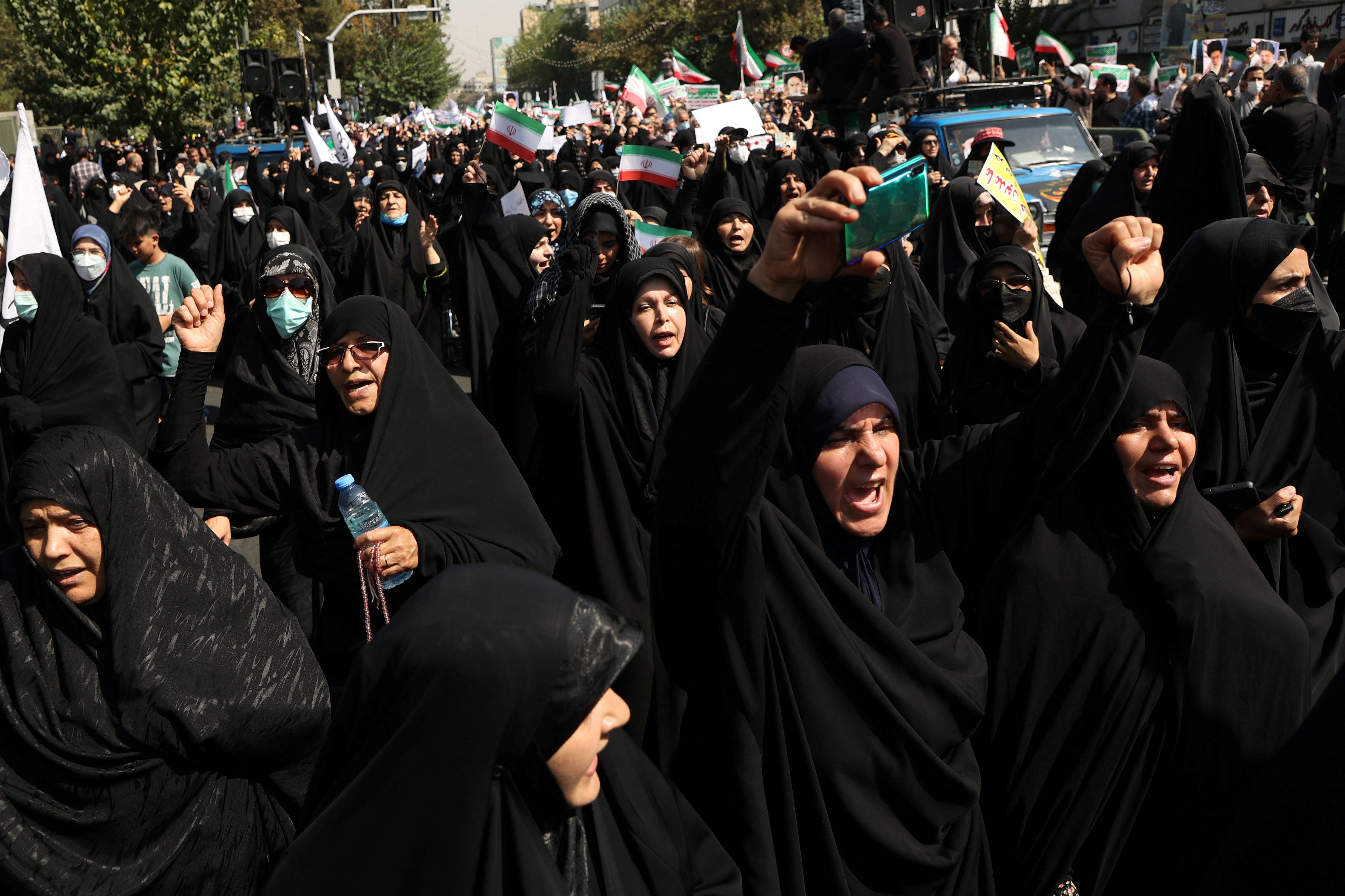 Pro-government people rally against the popular protest rallies in Tehran (September 2022) 