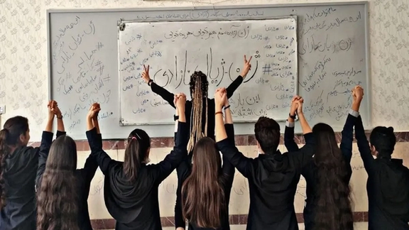 Schoolgirls took off their hijab and protested in classrooms in 2022