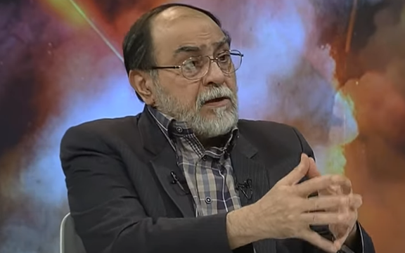 عضو شورای عالی انقلاب فرهنگی: یک خانم نیمهلخت خارج از کشور دیدم که با تسبیح ذکر میگفت