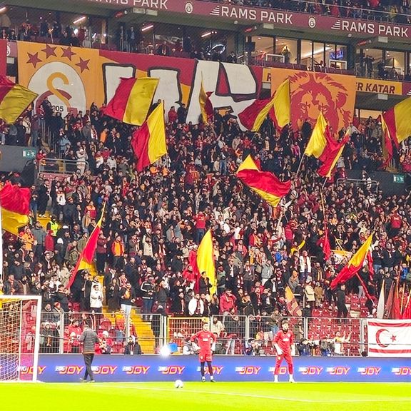 سرمربی آدانا دمیراسپور تیمش را از زمین بازی با گالاتاسرای خارج کرد