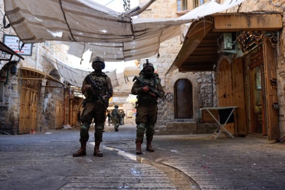 سربازان اسرائیلی در شهر هبرون، کرانه باختری، ۱۲ مهر