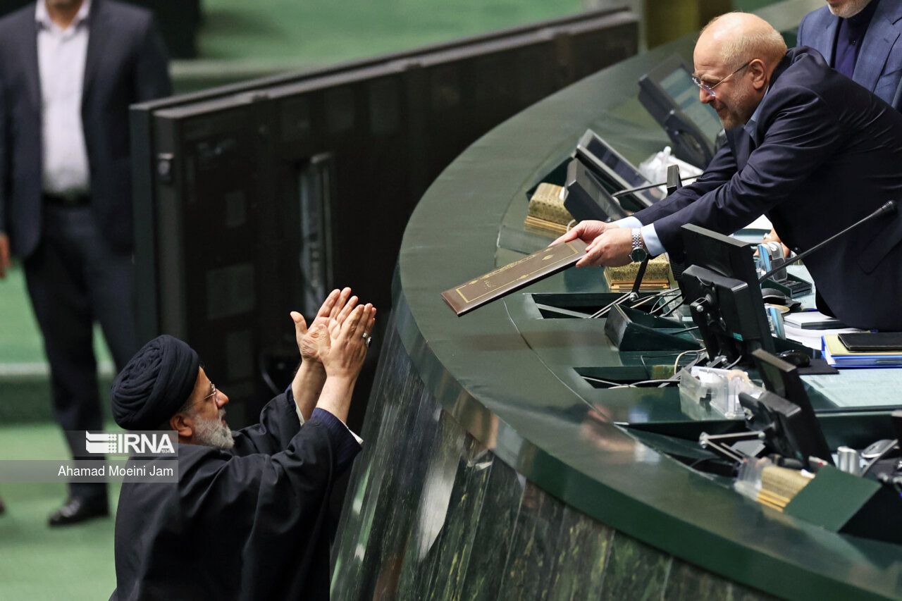 Iranian President Presents New Budget Amid Economic Crisis