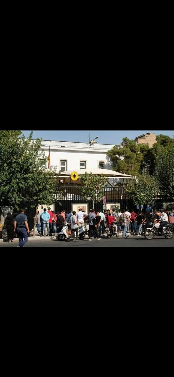 معترضان مقابل کنسولگری آلمان تجمع کردند؛ صدور ویزا همچنان متوقف است