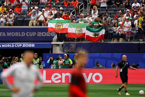 بازتاب جهانی برافراشتن پرچم شیروخورشید؛ ورزشگاه لسآنجلس صحنه اعتراض علیه حکومت