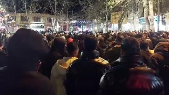 حكومة بزشكيان تؤكد تقييد وقطع الإنترنت بسبب الاحتجاجات المشتعلة في إيران