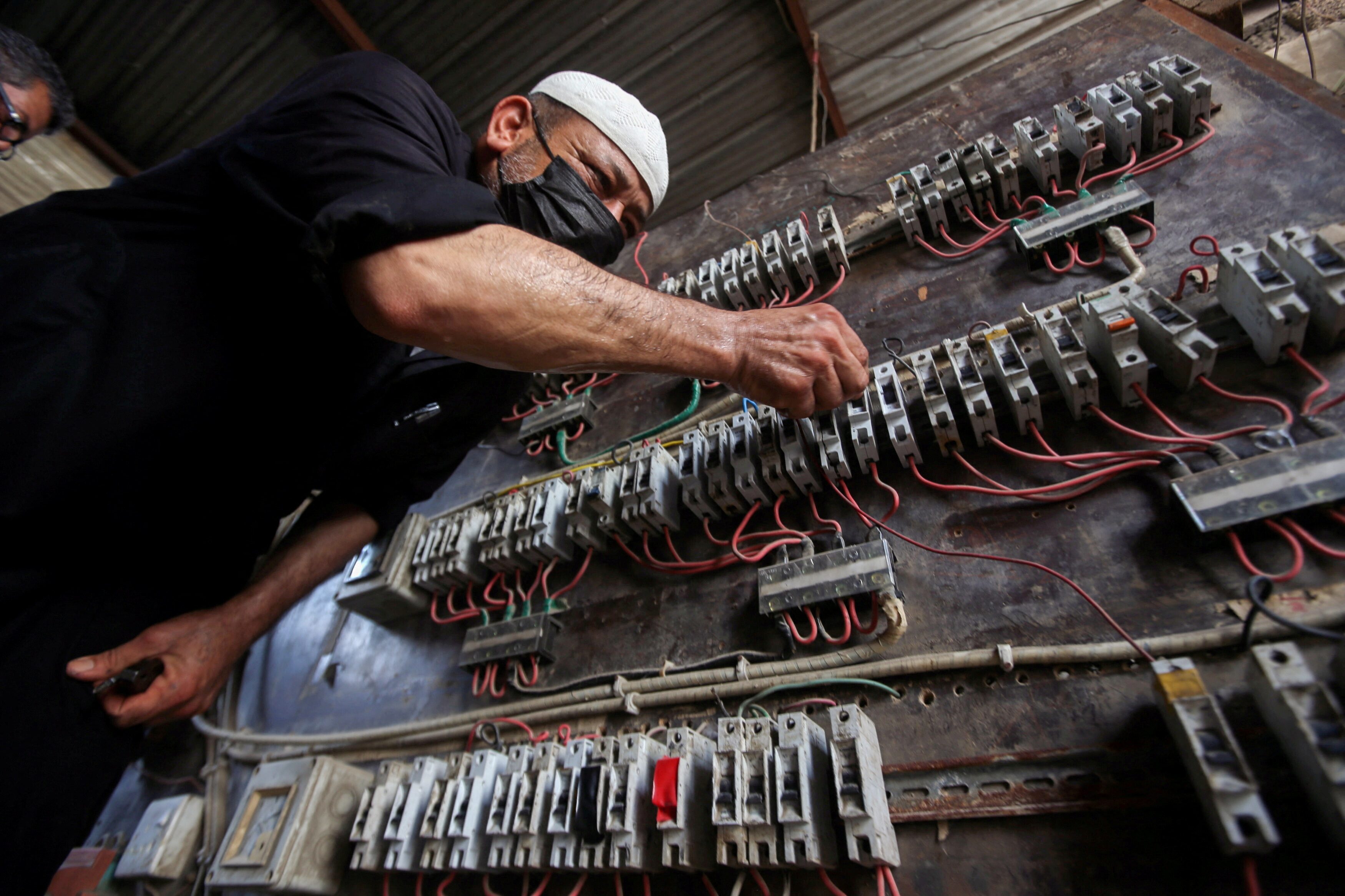 Iran cuts power to Iraqi province, sparking blackouts