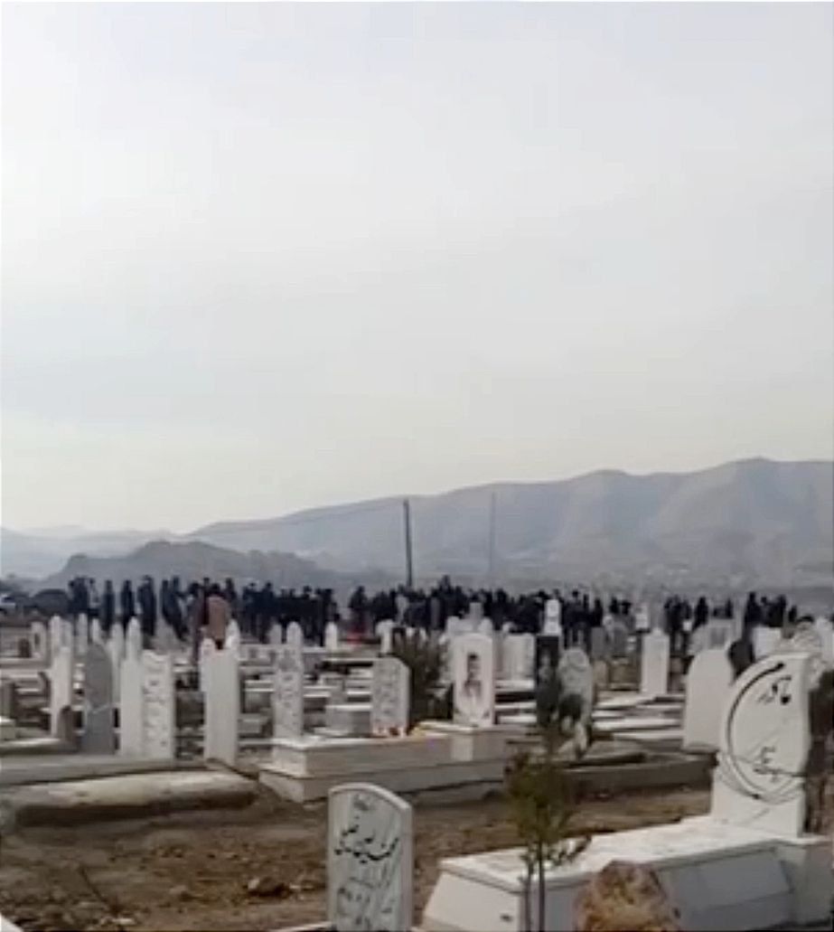 رغم محاولات منعها.. أعداد كبيرة من الإيرانيين تشارك في أربعينية قتلى الاحتجاجات في 4 مدن