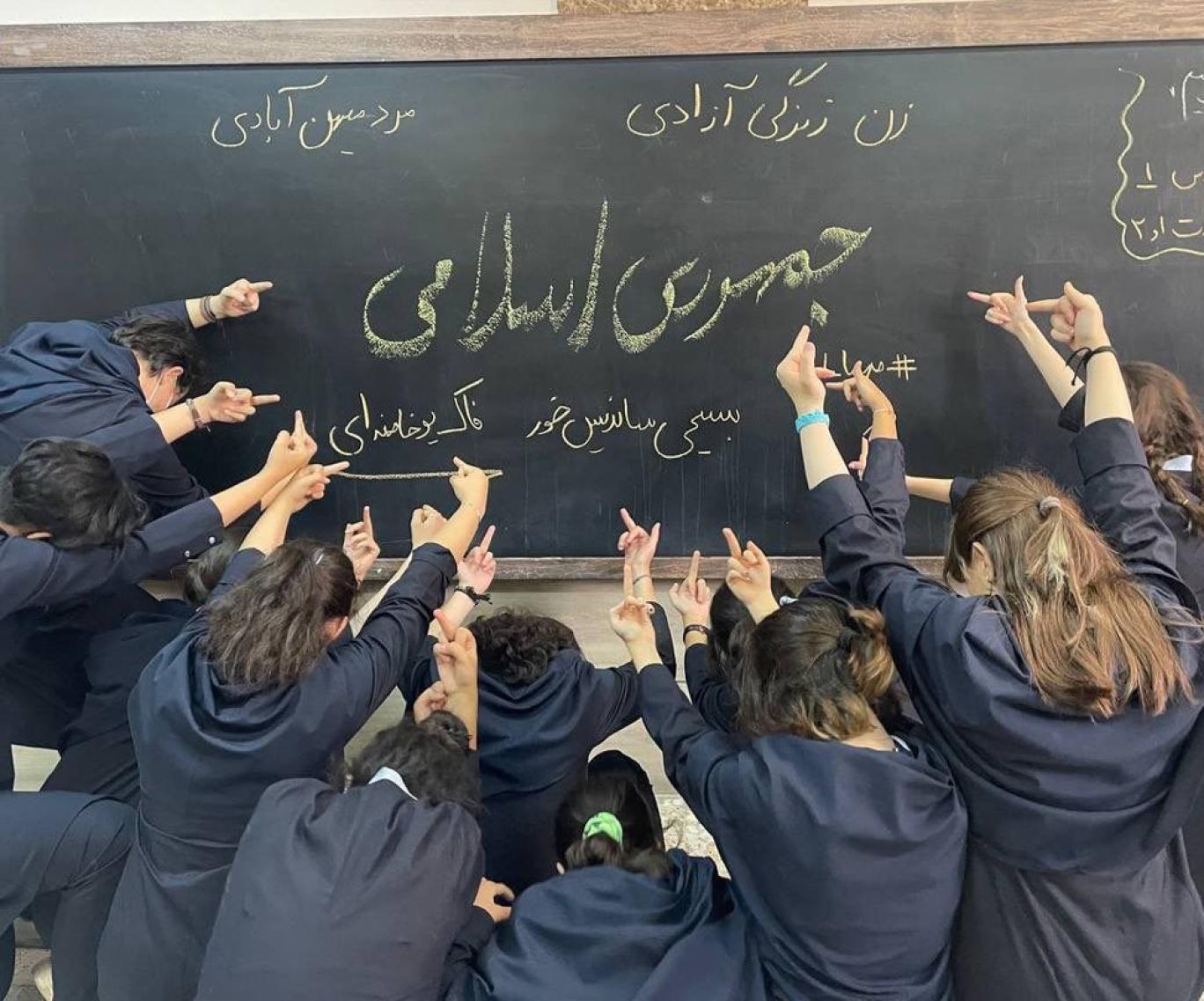 با توافق آموزش و پرورش، نیروی انتظامی در مدارس برای تحمیل حجاب به دانش‌آموزان اقدام می‌کند