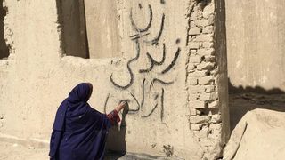 الديمقراطية في إيران بعد 46 سنة من الحكم الديني الاستبدادي