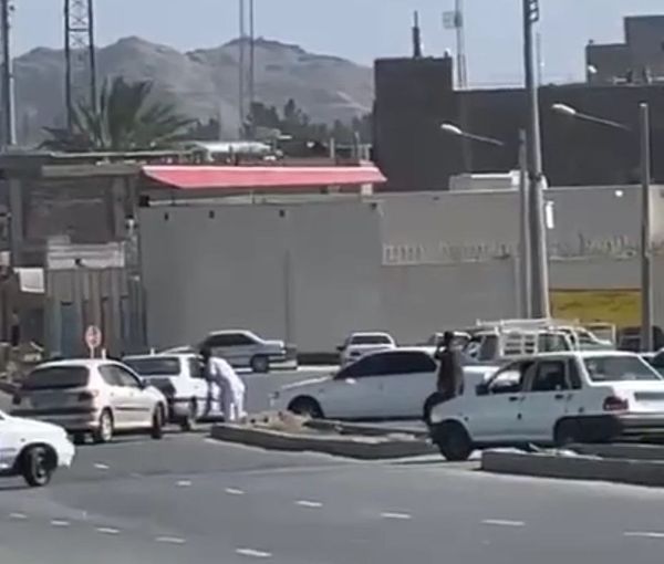 زعيم سُنة إيران يتبرأ من مهاجمة مركز شرطة زاهدان.. وتكهنات بوضعه تحت الإقامة الإجبارية