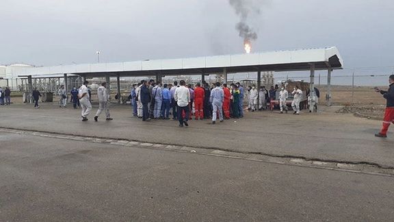 کارگران میدان نفتی آزادگان شمالی به دلیل پرداخت نشدن حقوق و معوقاتشان اعتصاب کردند