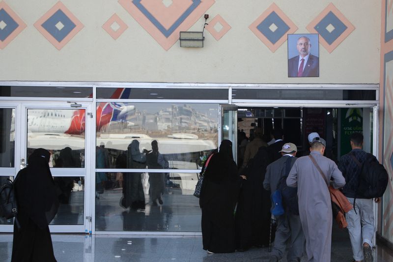 مسافران در سالن ورودی فرودگاه عدن در یمن، ۱۱ دی ۱۴۰۴