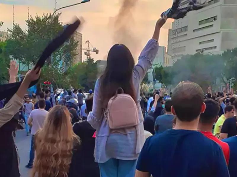 نقابات إيرانية تدعم نضال النساء ضد قمع النظام.. في اليوم العالمي لحظر العنف ضد المرأة