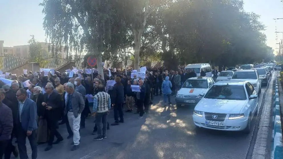 تنديدًا بسياسات النظام داخليًا وخارجيًا.. احتجاجات شعبية بسبب الأزمات المعيشية في إيران