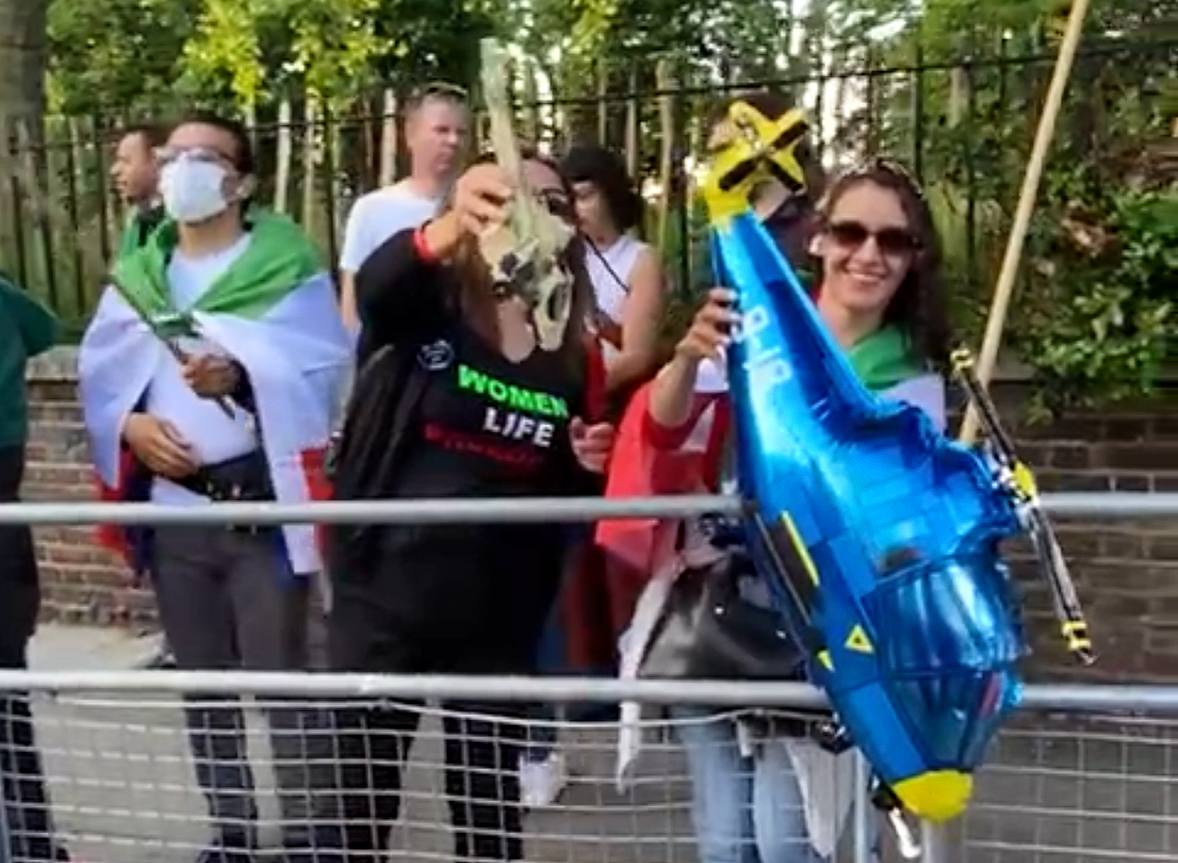 تجمع مخالفان جمهوری اسلامی مقابل سفارت ایران در لندن با شعار علیه خامنه‌ای و رئیسی