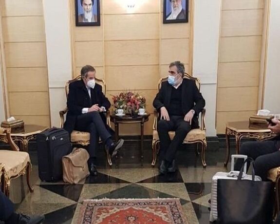 Grossi speaking with Iran's Kamalvandi after his arrival in Tehran. March 5, 2022