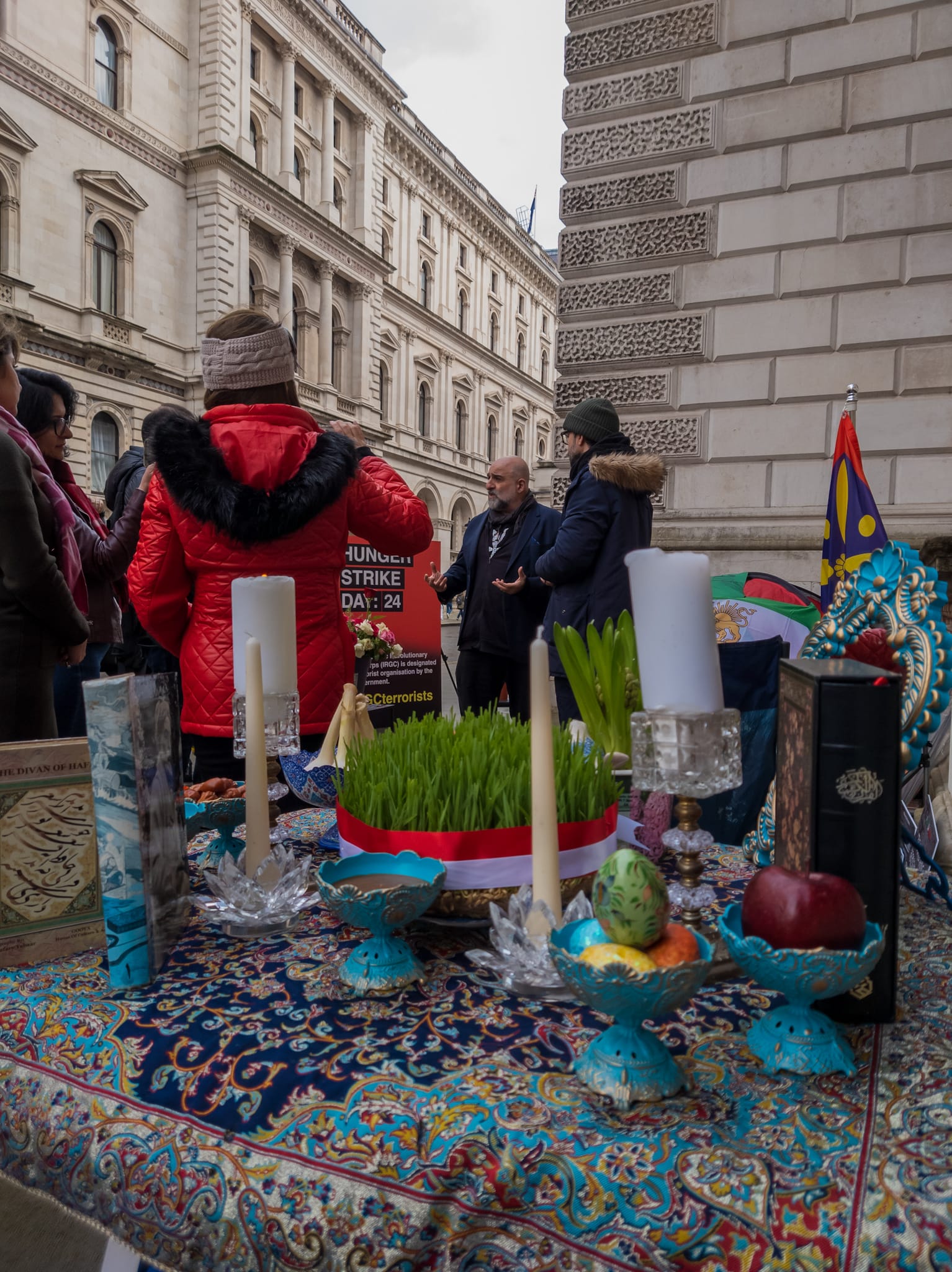 Vahid Beheshti and stand-up comedian Omid Djalili on the 24th day of Beheshti's hunger strike (March 2023)