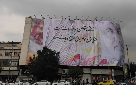 نصب تصویر نصرالله روی دیوارنگاره بزرگداشت ماموران آتشنشانی در مرکز تهران