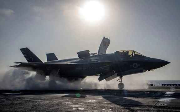 ارتش آمریکا بندر رأس عیسی، منبع تامین سوخت حوثیها را هدف قرار داد