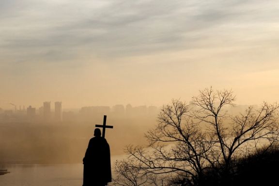 دود و گرد و غبار ناشی از حمله پهپادی ارتش روسیه با کییف در اولین روز از سال ۲۰۲۵