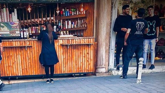 زنان و دختران جوان، حضور بدون حجاب اجباری در اماکن عمومی را با مقاومت مدنی محقق کردند