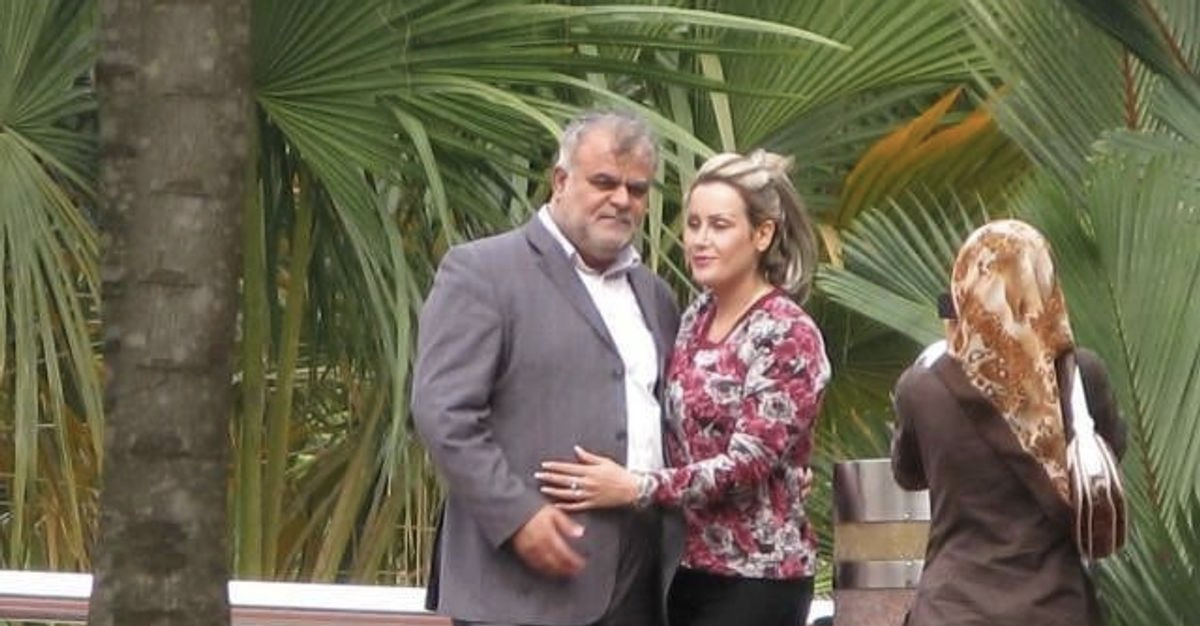 مطالب بإقالة وزير الطرق الإيراني بعد نشر صور زوجته من دون حجاب بجواره في ماليزيا