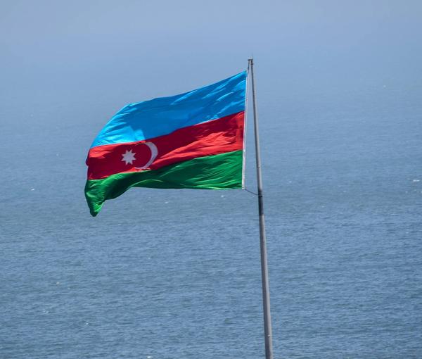 النظام الإيراني يفرج عن مواطنة أذربيجانية متهمة بالتجسس ويسلمها لباكو